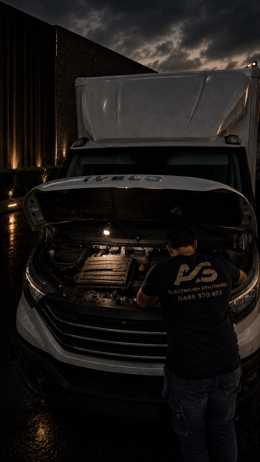 Technicien AM Group intervenant sur un utilitaire Iveco de nuit